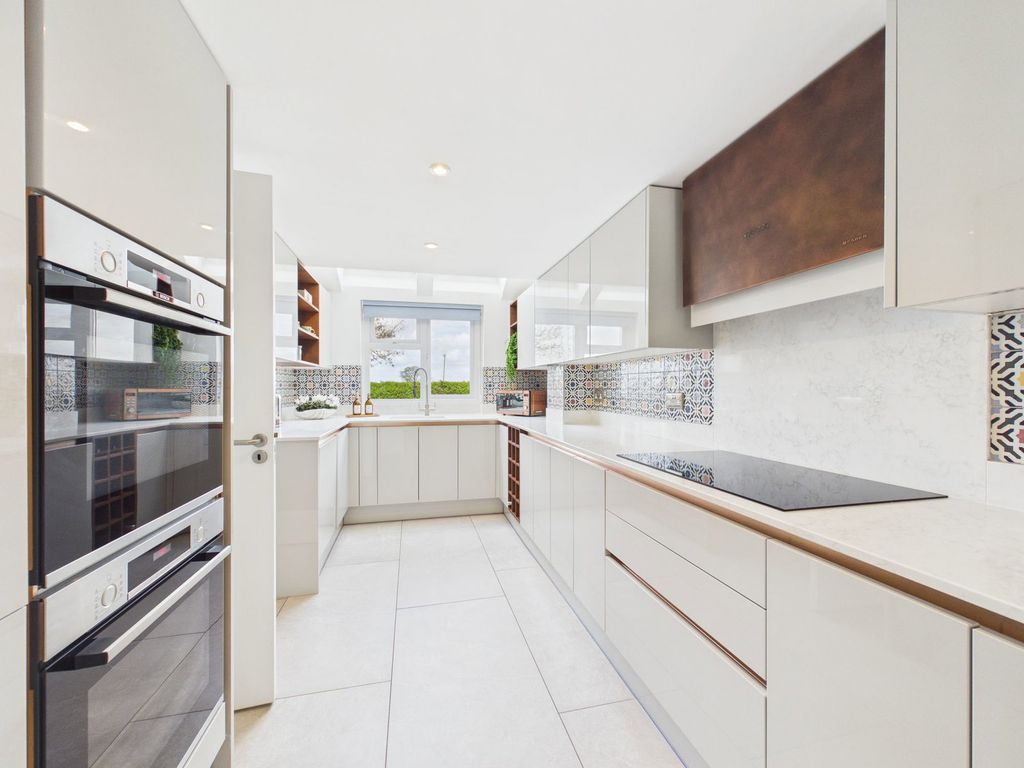 Property photo 2 of 28