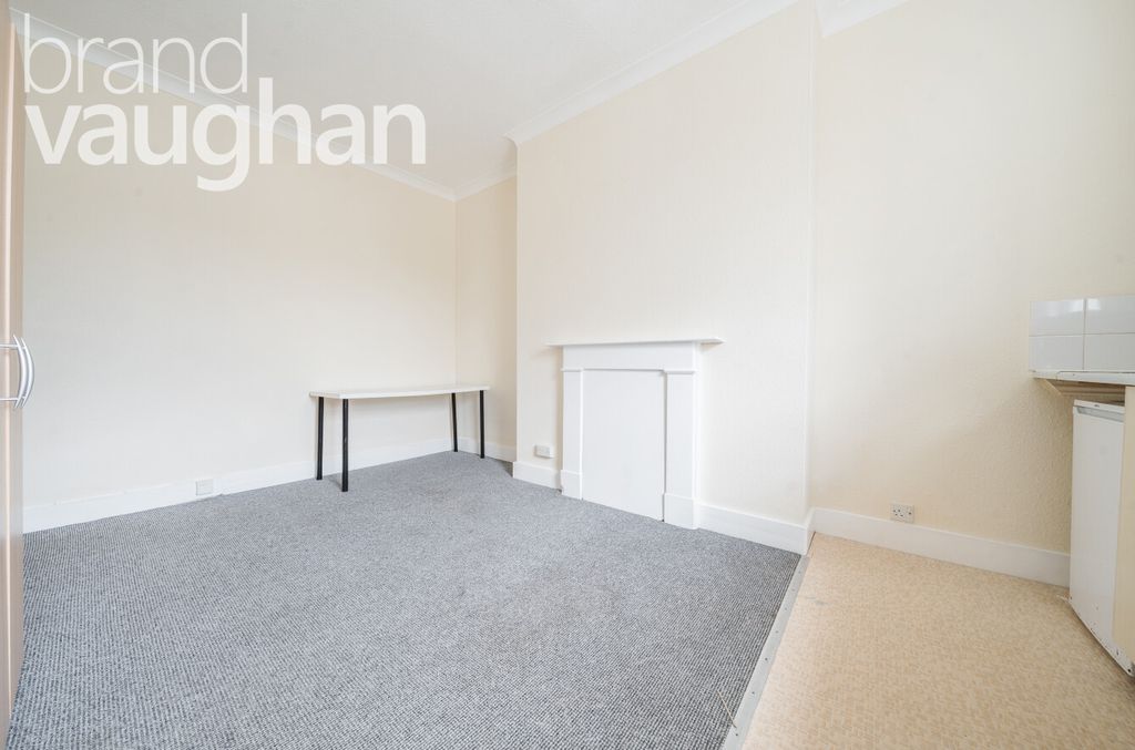 Property photo 3 of 7 Living Space