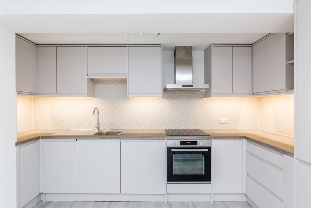 Property photo 3 of 10 St. George's House, Flat 4-10.Jpg