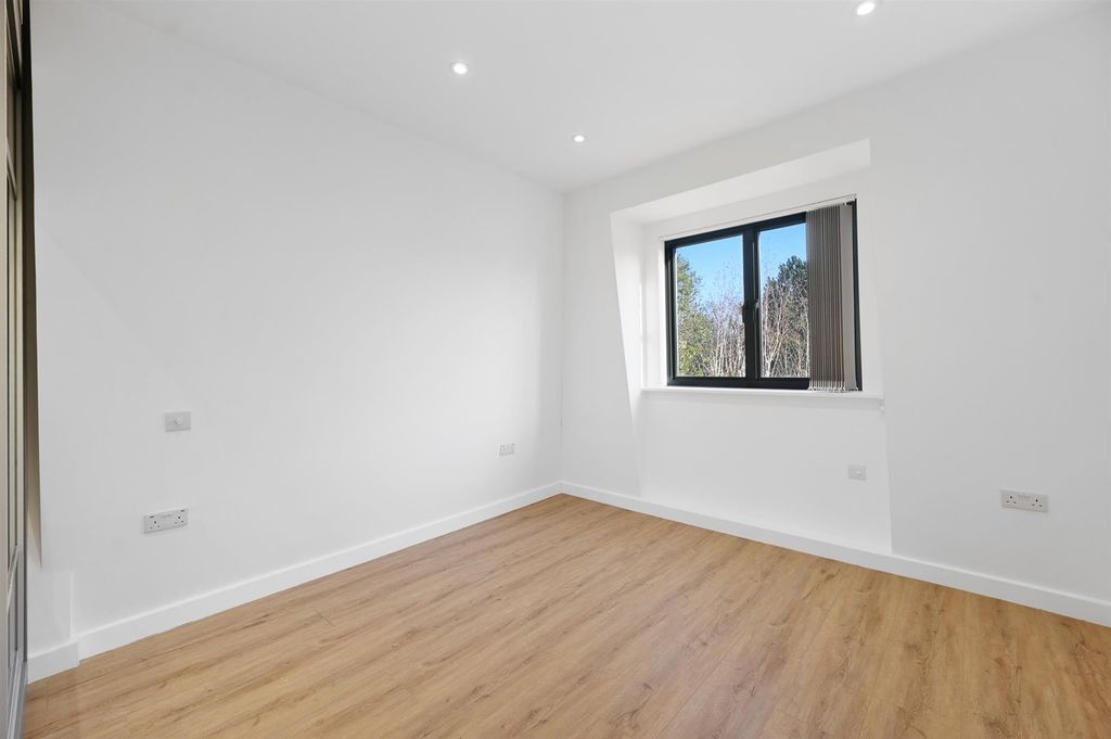 Property photo 2 of 12 Rcwrealty- Flat 7 18-20 Hoop Lane- Bedroom 3 (1).J