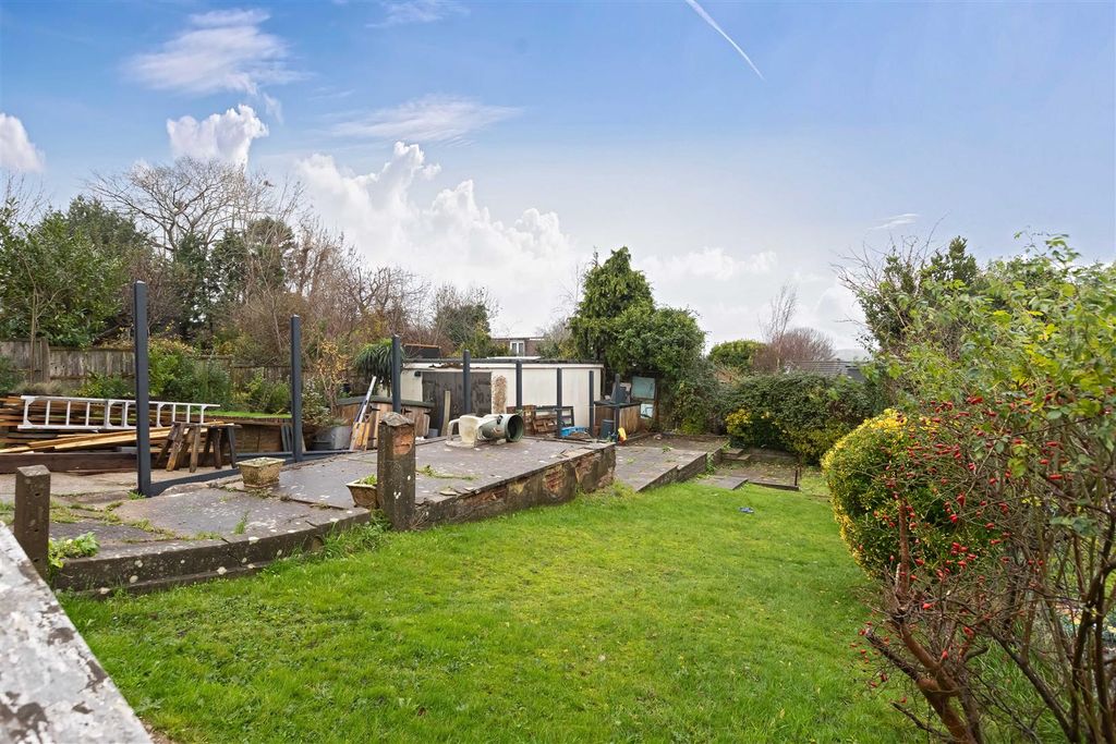 Property photo 2 of 16 Westfield Close_9.Jpg