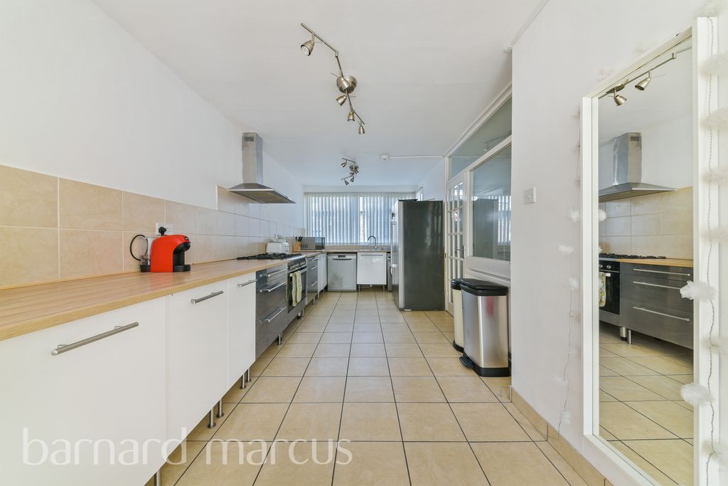 Property photo 1 of 8 Kitchen