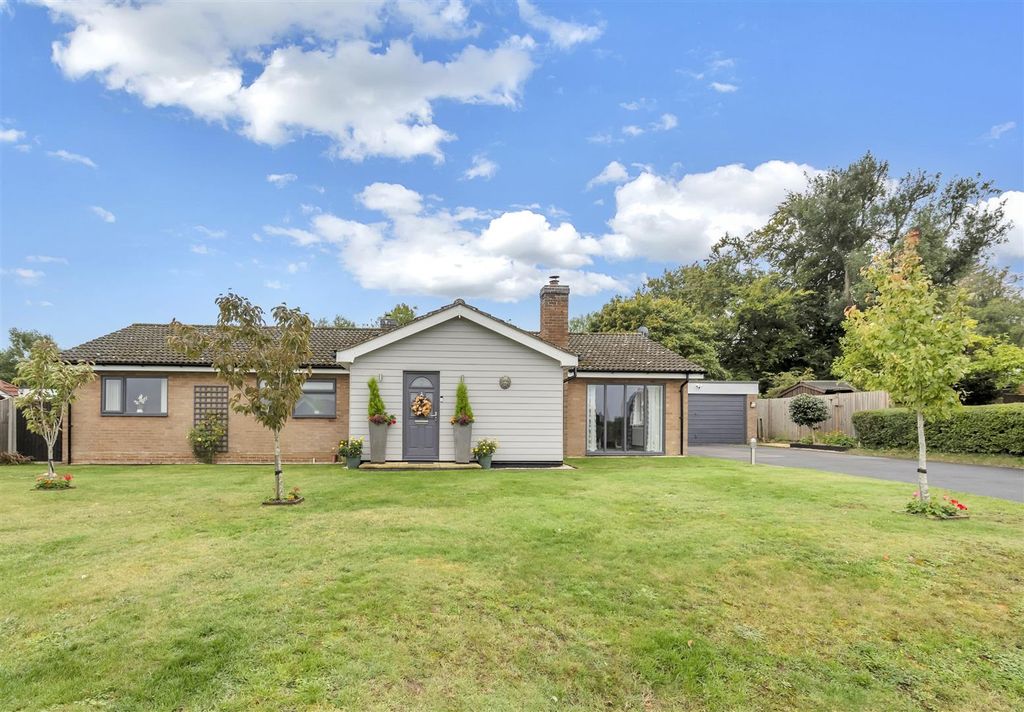 Property photo 1 of 23 2 Douglas Close, Ip24 1Nf_Dcp_1656 Vendor Front Sh