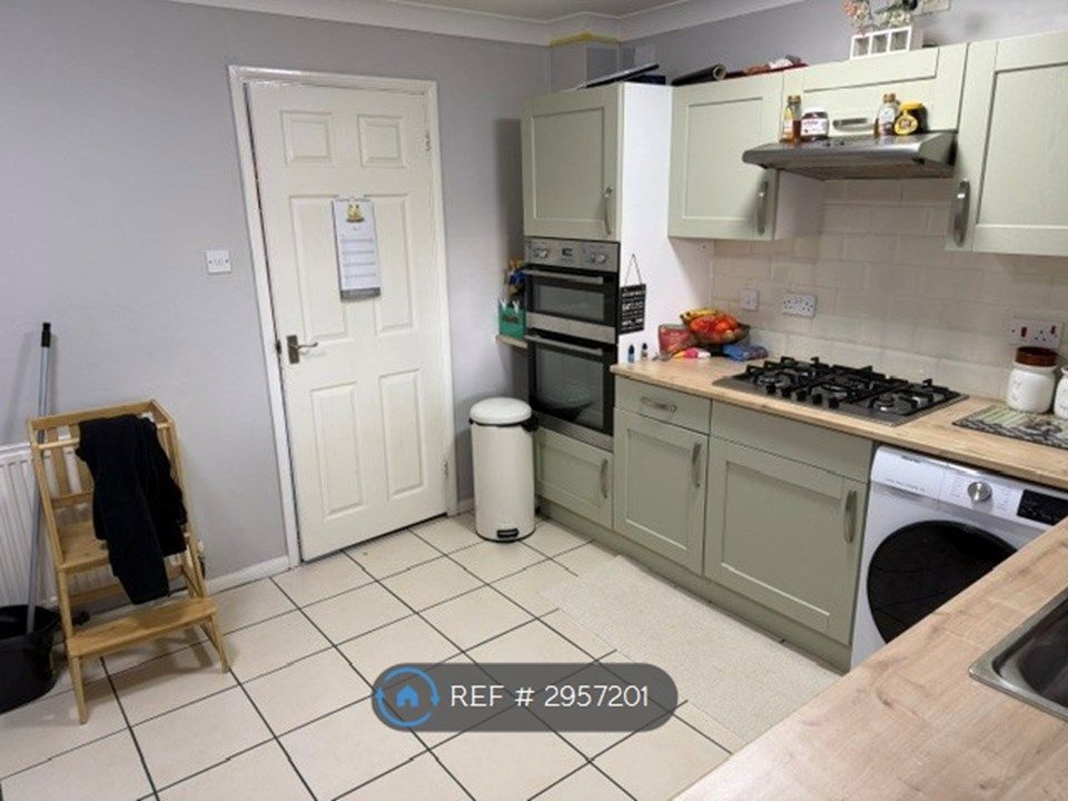 Property photo 3 of 19 Kitchen