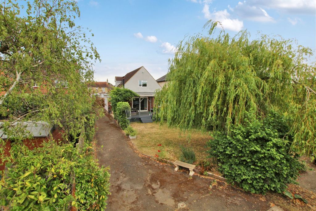 Property photo 2 of 27