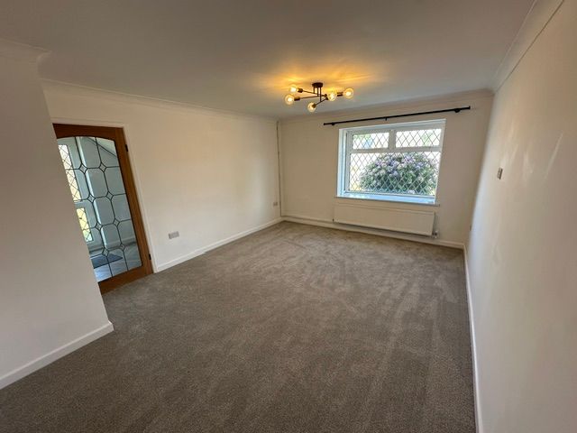 Property photo 3 of 12 Lounge
