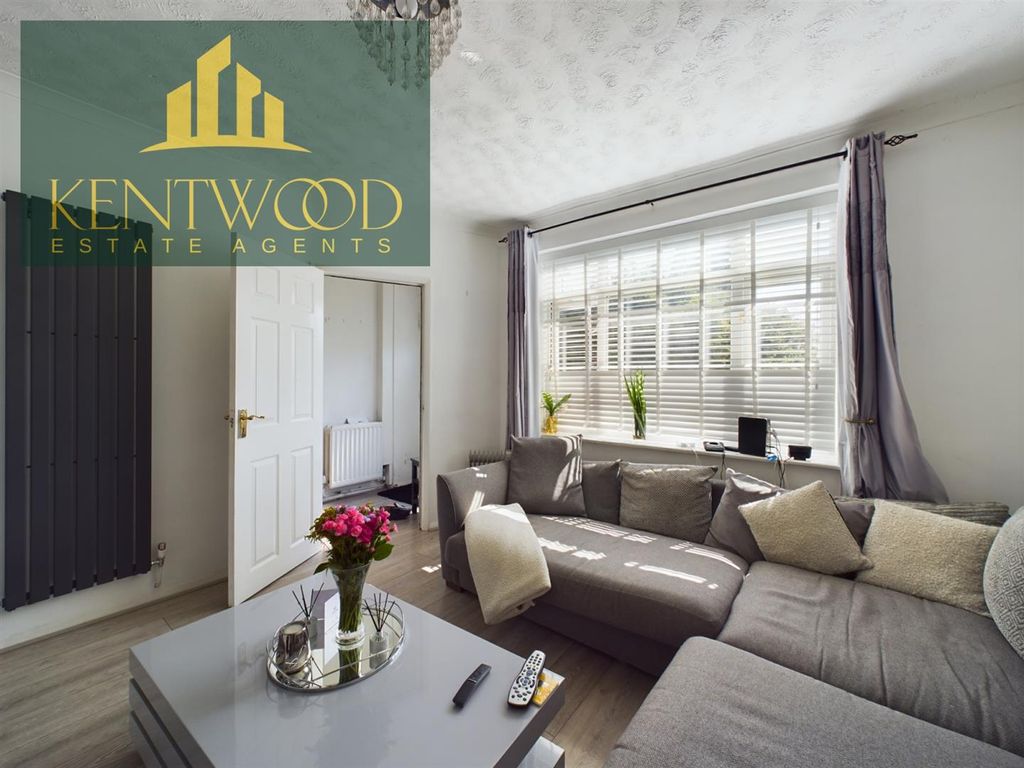 Property photo 1 of 13 3 Bedroom Mid Terrace - Warren Close, Langley