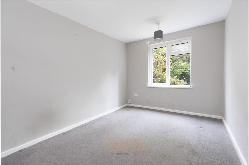 Additional image 8 of 2 bed flat for saleNewlands Crescent, Birch House Newlands Crescent RH19