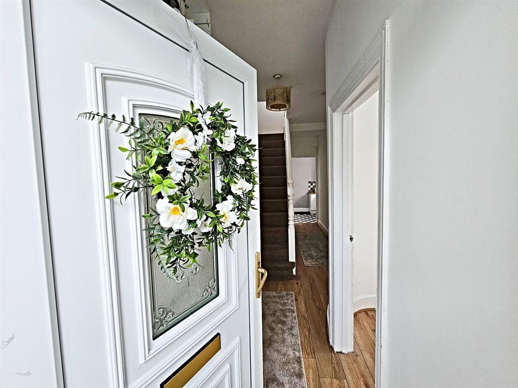 Property photo 2 of 18 Entrance Hall