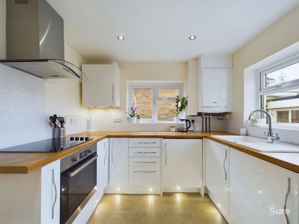 Property photo 2 of 11 Kitchen