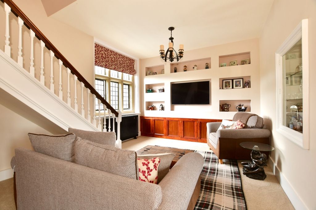 Property photo 2 of 9 Kingsgate Castle ...