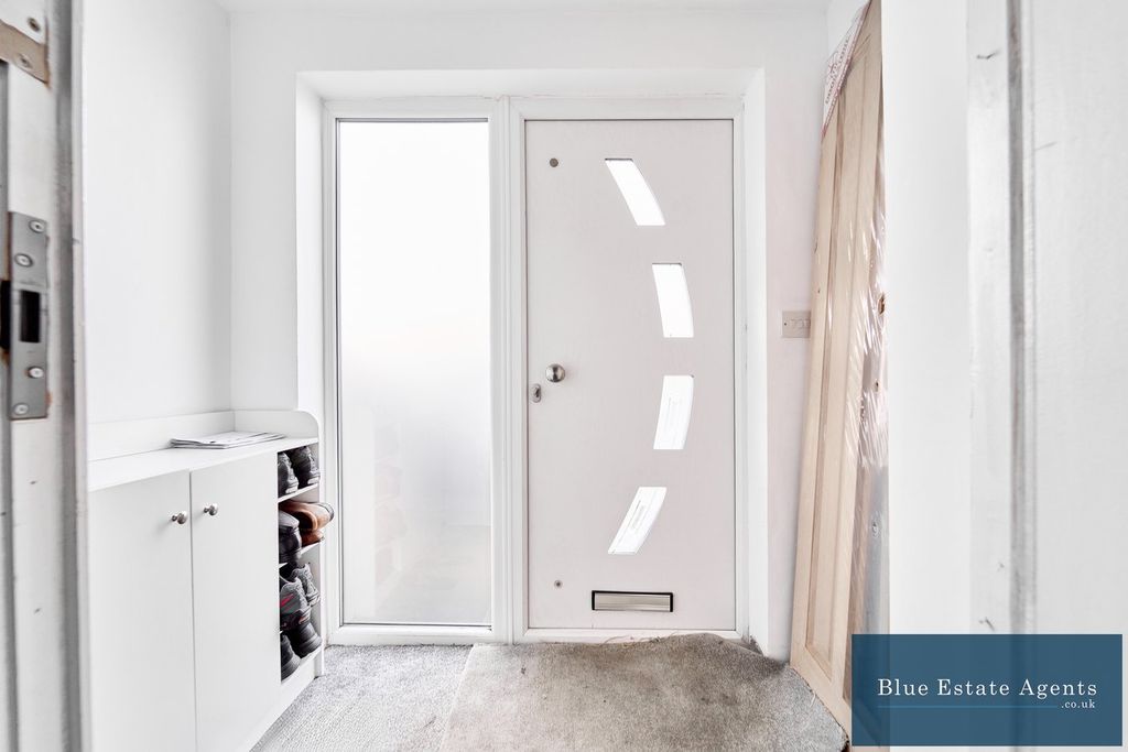 Property photo 3 of 24 Entrance