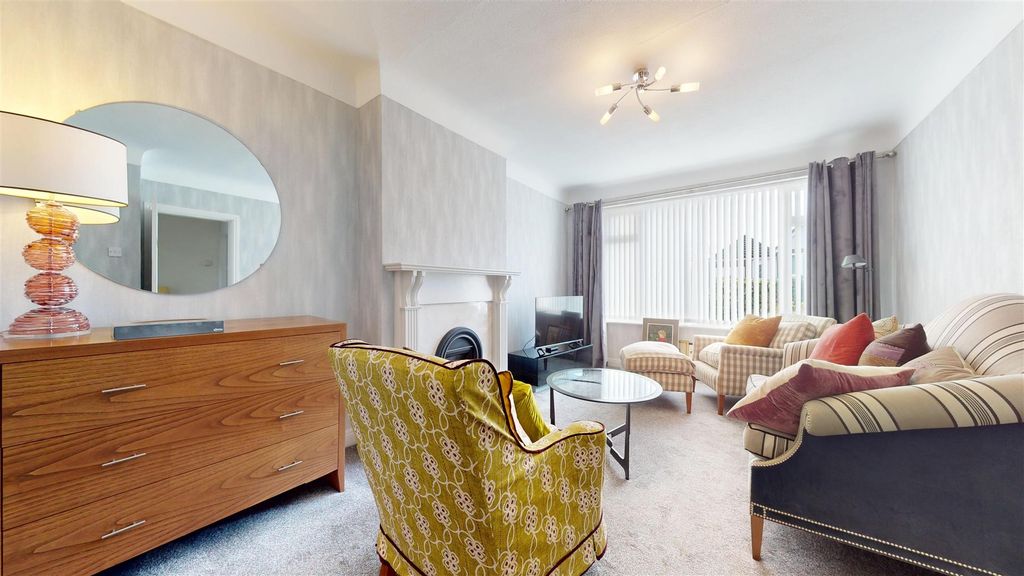 Property photo 2 of 27 Laurel Drive Living Room