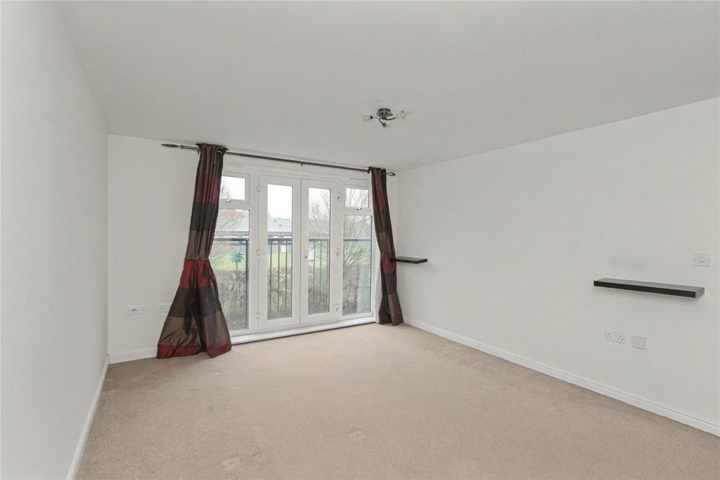 Property photo 2 of 9 Picture No. 12