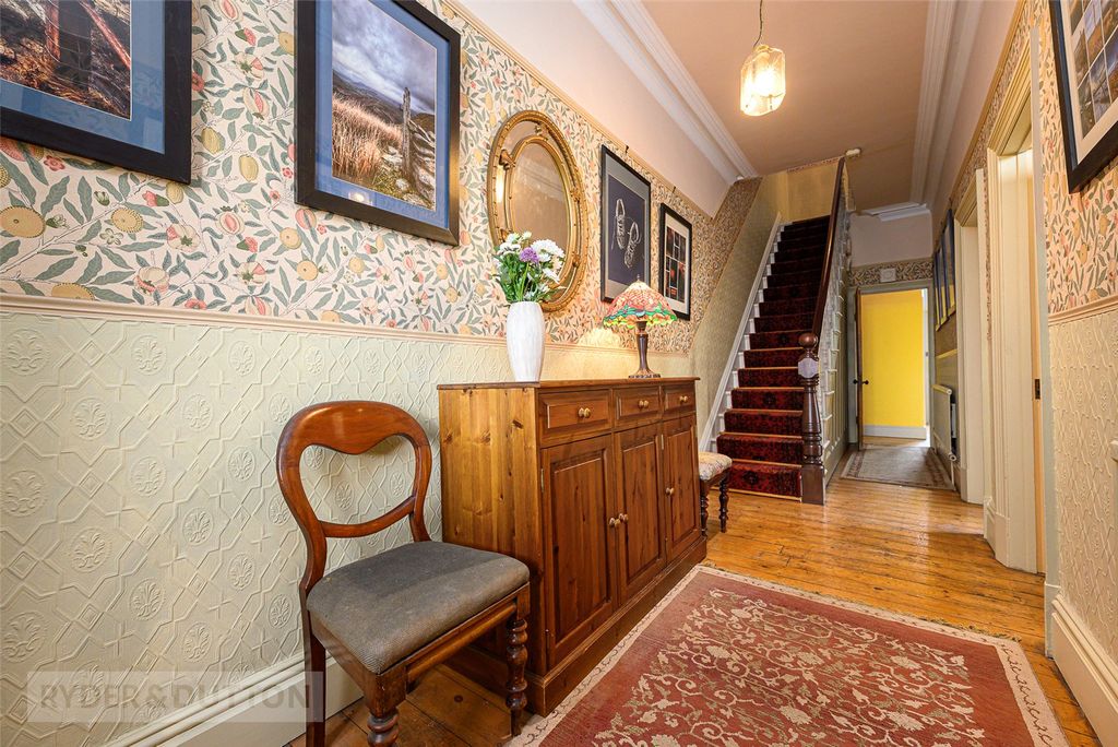 Property photo 2 of 31 Entrance Hall