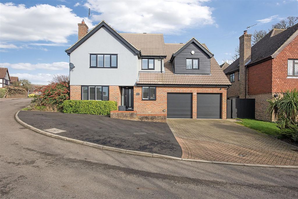 Property photo 1 of 24 14 The Acorns Ph02.Jpg