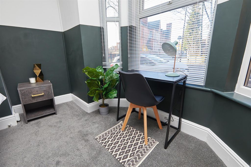 Property photo 2 of 24 Bed 1 Z.Jpg