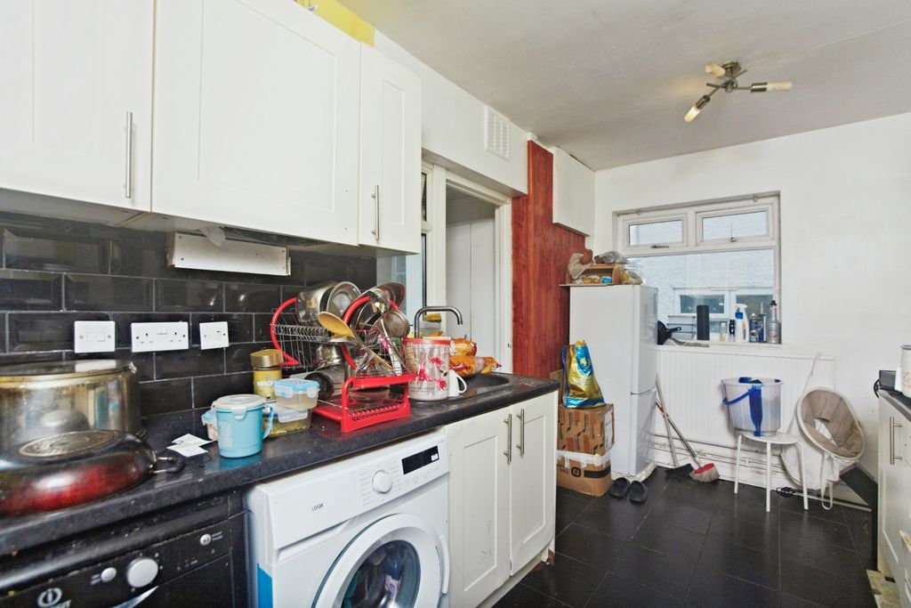 Property photo 3 of 20 Kitchen