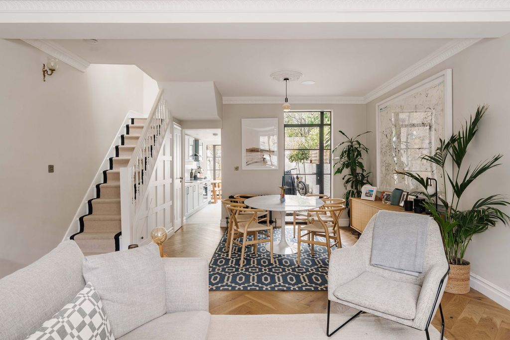 Property photo 1 of 21 Baxendale Street E2