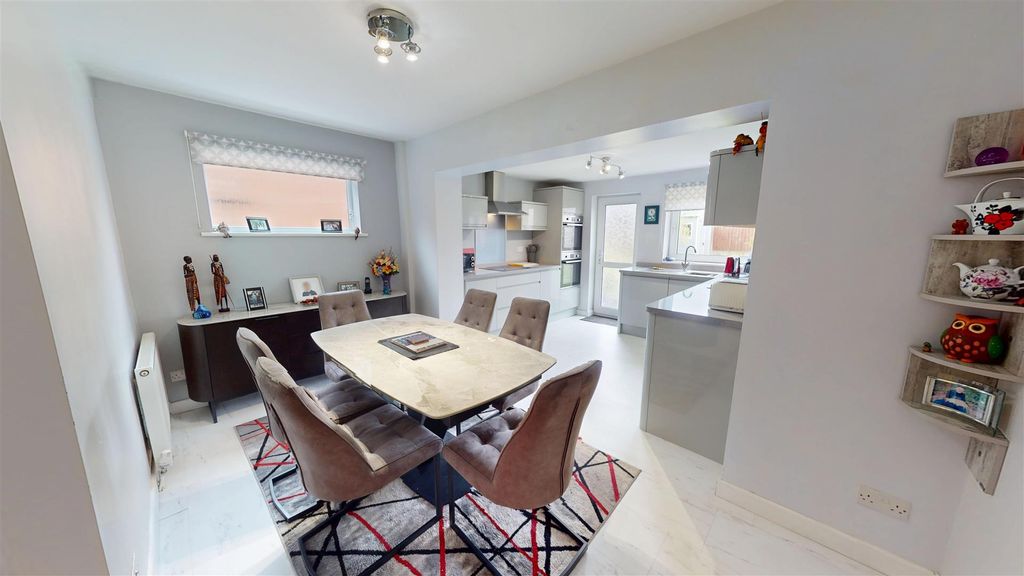 Property photo 2 of 26 Avon Road Kitchen Diner