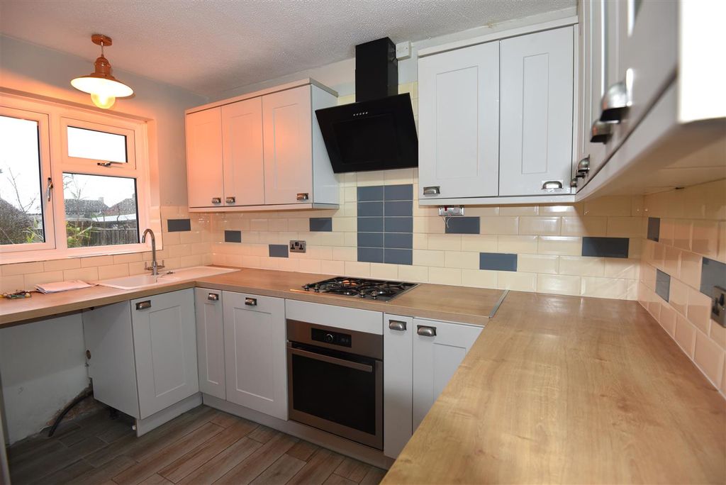 Property photo 3 of 10 Kitchen