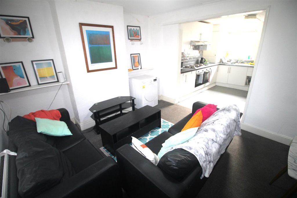 Property photo 3 of 11 Lounge Pic.Jpg