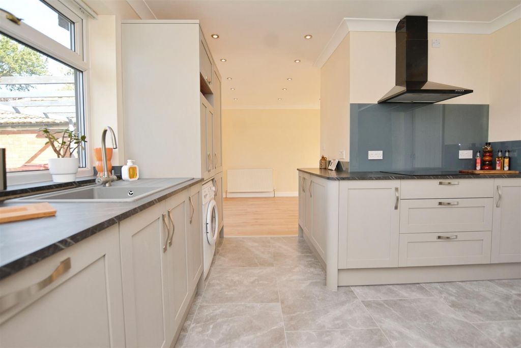 Property photo 3 of 26 Kitchen