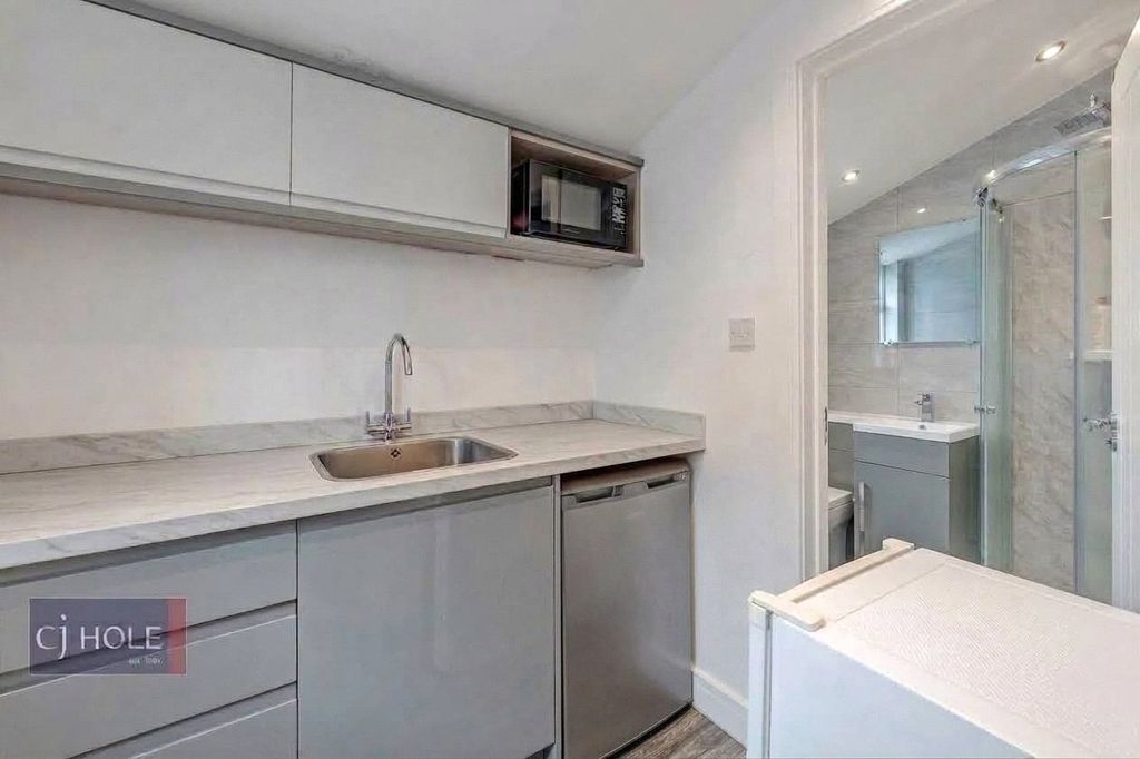Property photo 2 of 7 Kitchenette