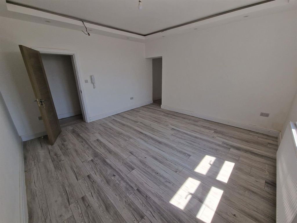 Property photo 3 of 4 Bright, Spacious Room With Modern Wood Flooring...