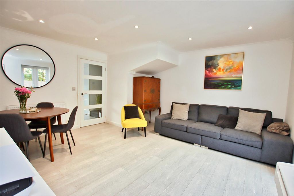 Property photo 1 of 11 Living Room