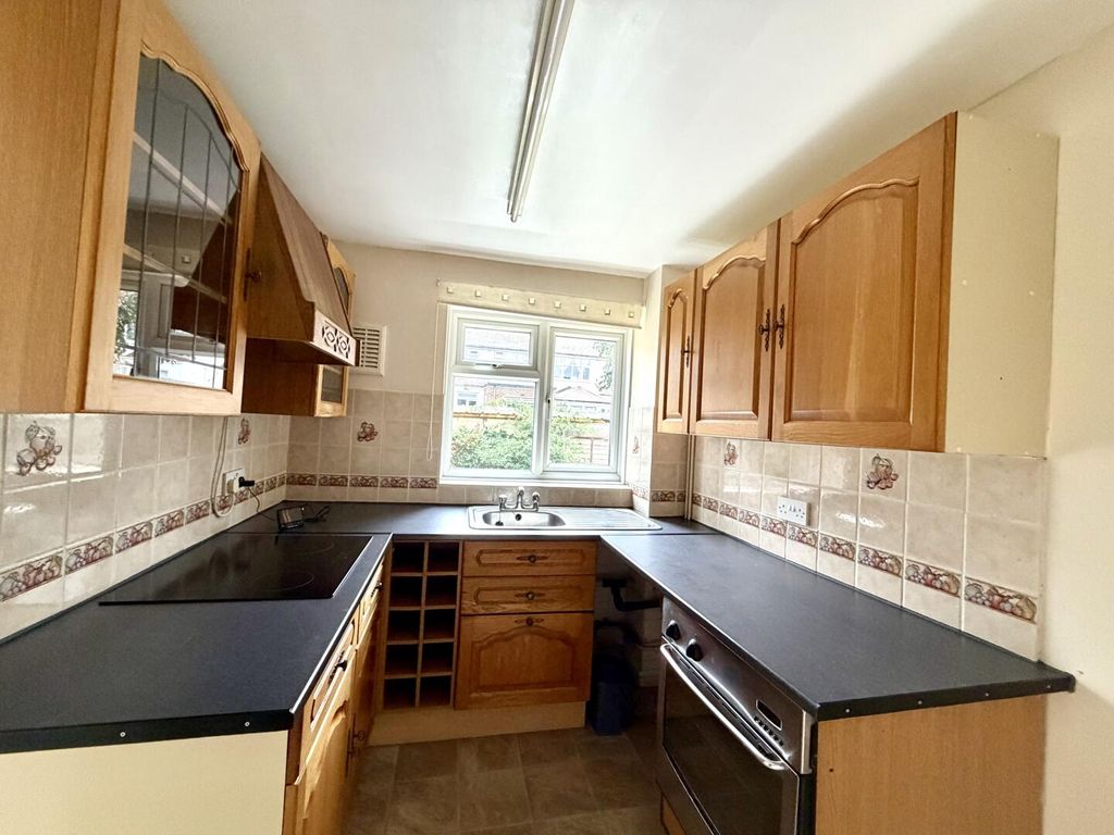 Property photo 3 of 11 Kitchen