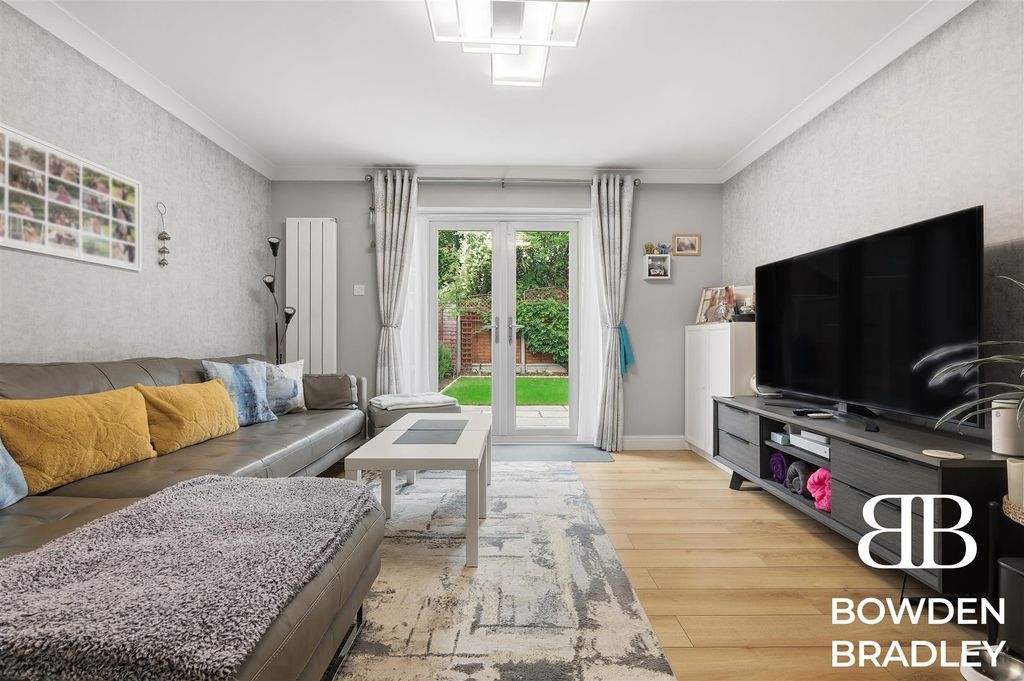 Property photo 3 of 33 Living Room