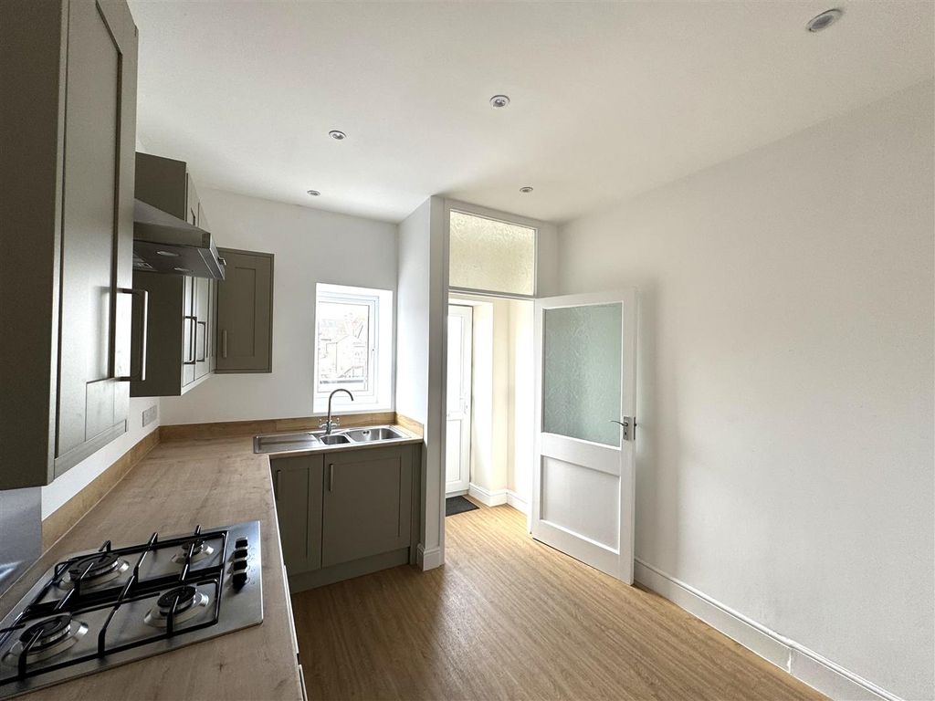 Property photo 3 of 11 Kitchen