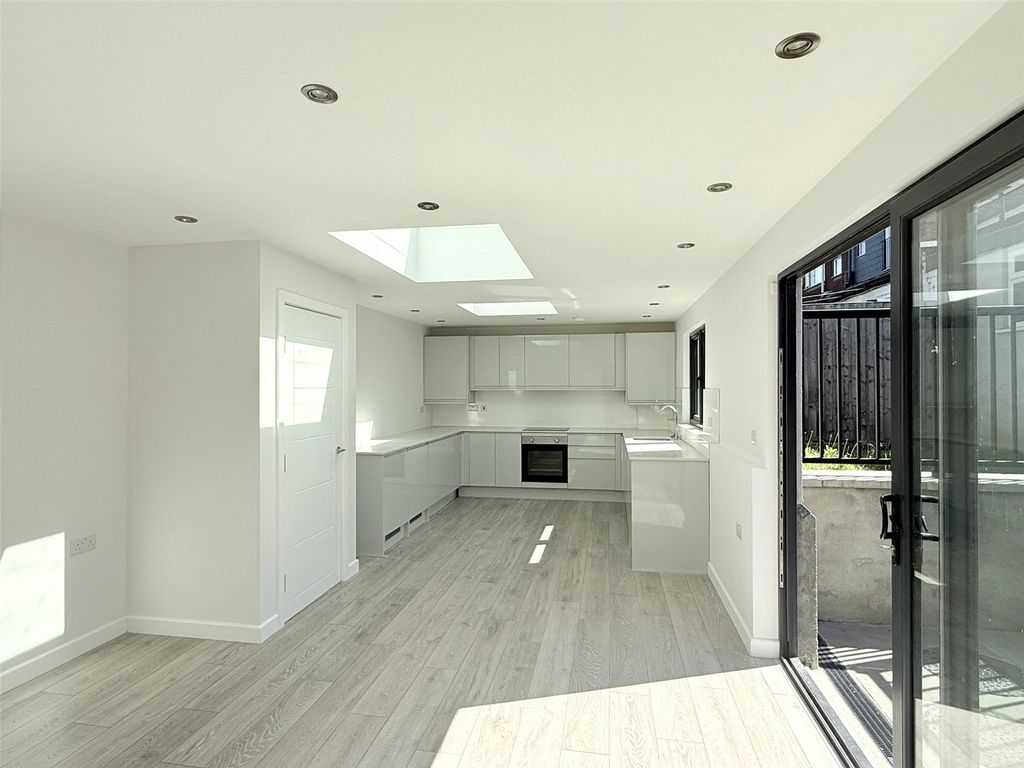 Property photo 3 of 11 Picture No. 17