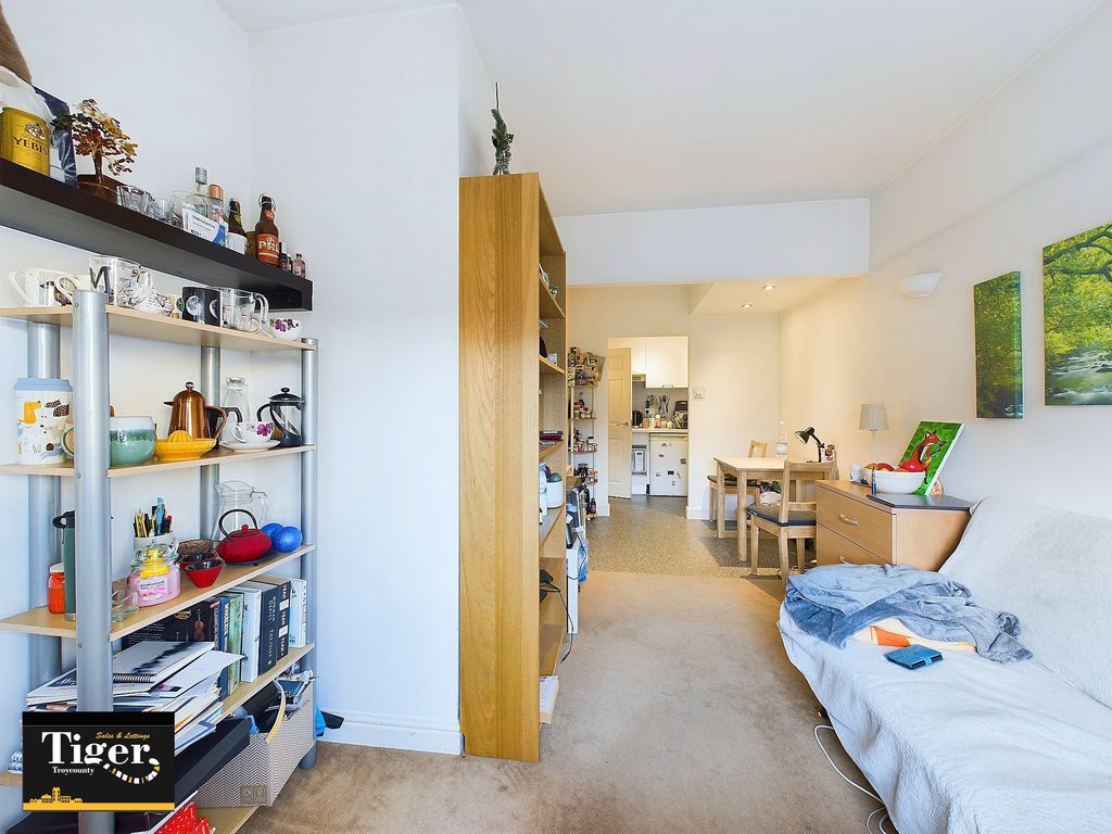 Property photo 3 of 14 Cam03440G0-Pr0263-Still003