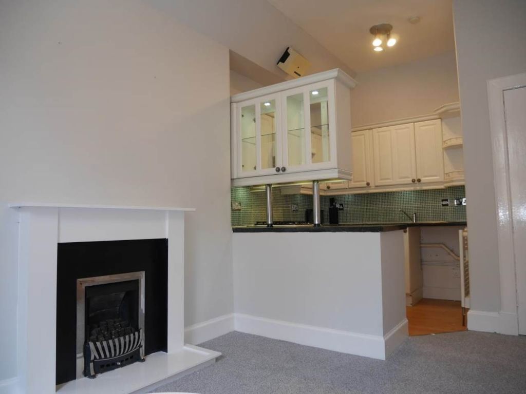 Property photo 3 of 7 Kitchen 01