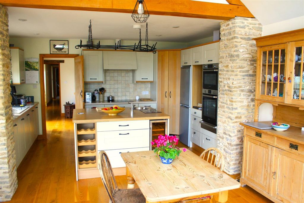 Property photo 3 of 17 Kitchen