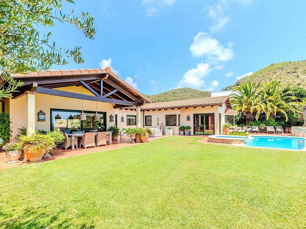 Property photo 2 of 40