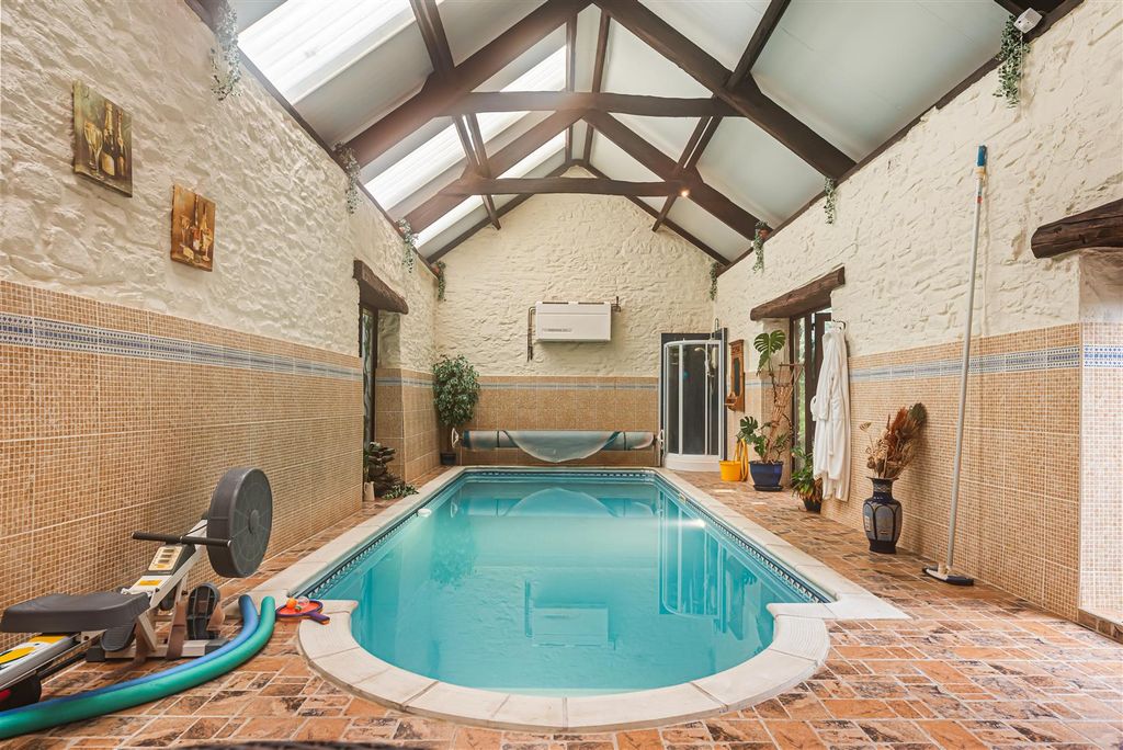 Property photo 2 of 53 Poolhouse