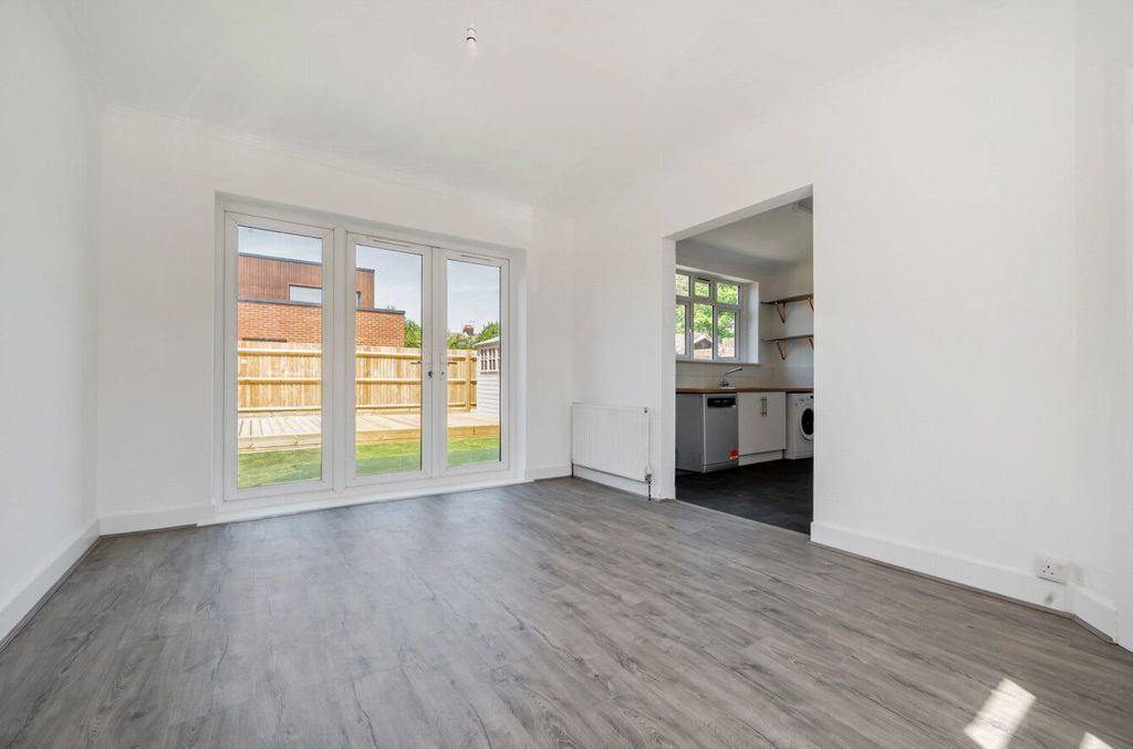 Property photo 3 of 14 1482207-15-6A396d...