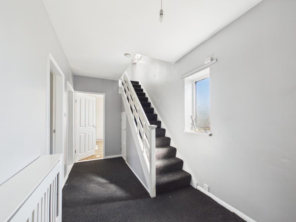 Property photo 3 of 37 Entrance Hall