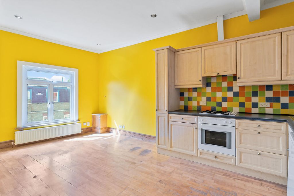 Property photo 3 of 12 Kitchen