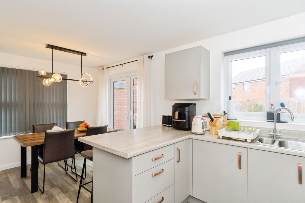 Property photo 3 of 22 Kitchen Diner