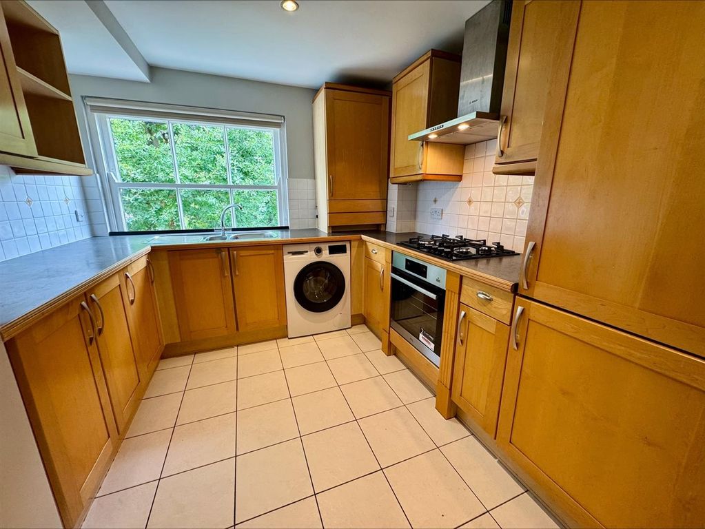 Property photo 3 of 10 Kitchen