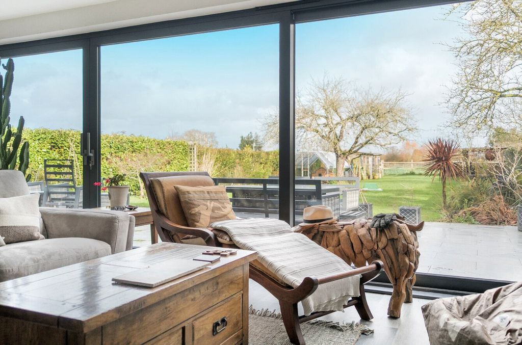 Property photo 2 of 5 Sitting