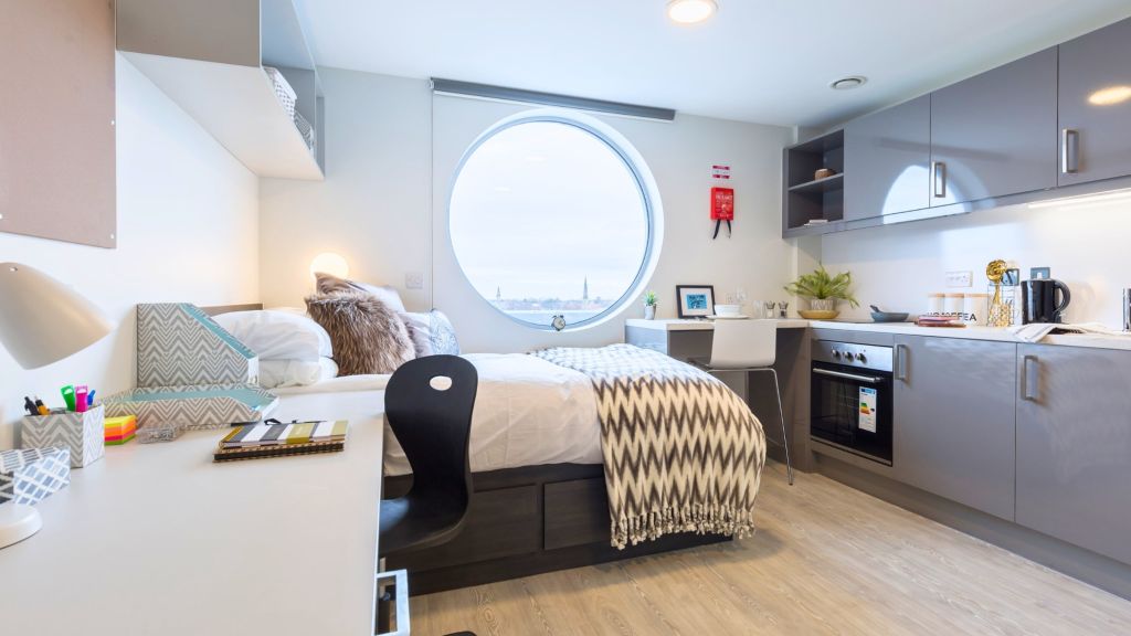 Property photo 1 of 8 Bedroom