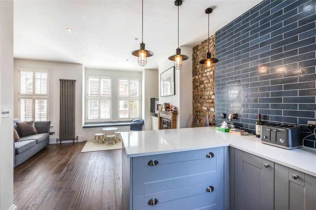 Property photo 1 of 11 Kitchen / Reception