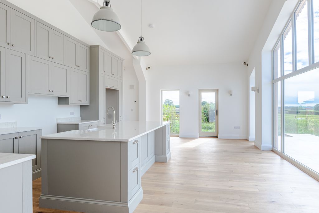 Property photo 2 of 22 272