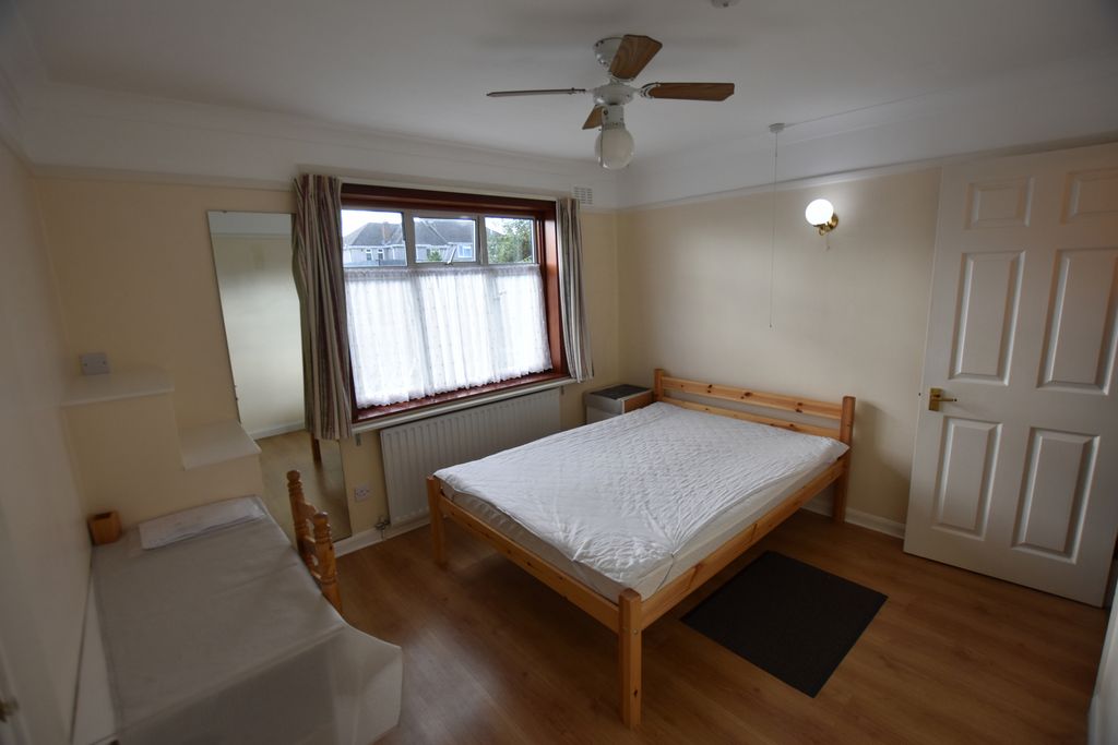 Property photo 1 of 4 Spacious Studio Flat