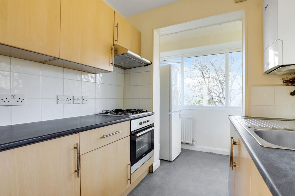 Property photo 2 of 15 05-0d08Jhpropworld - 142 Moremead Road - 31.Jpg